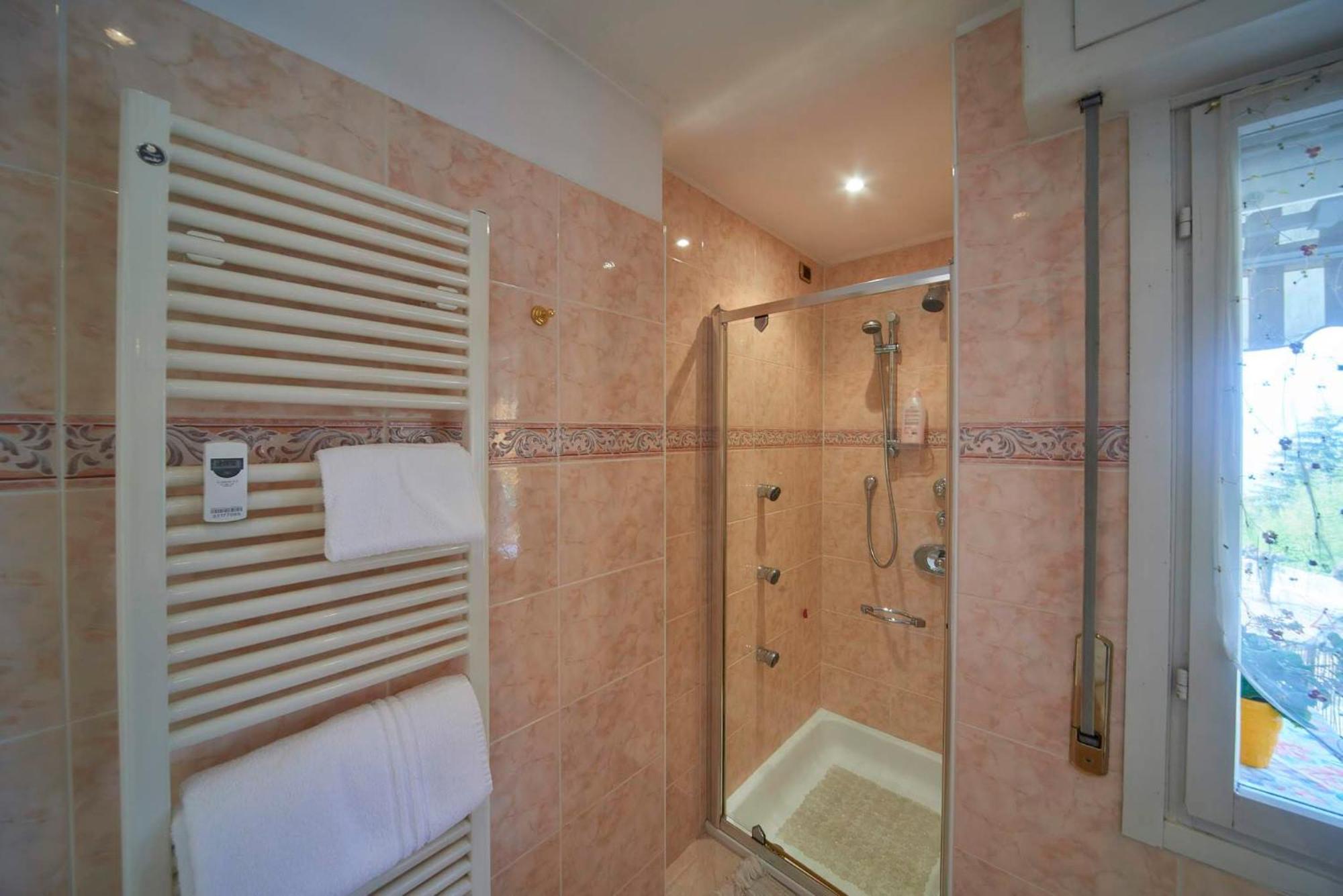 ヴァレンナ Tosca House 2 Bed & Breakfast エクステリア 写真